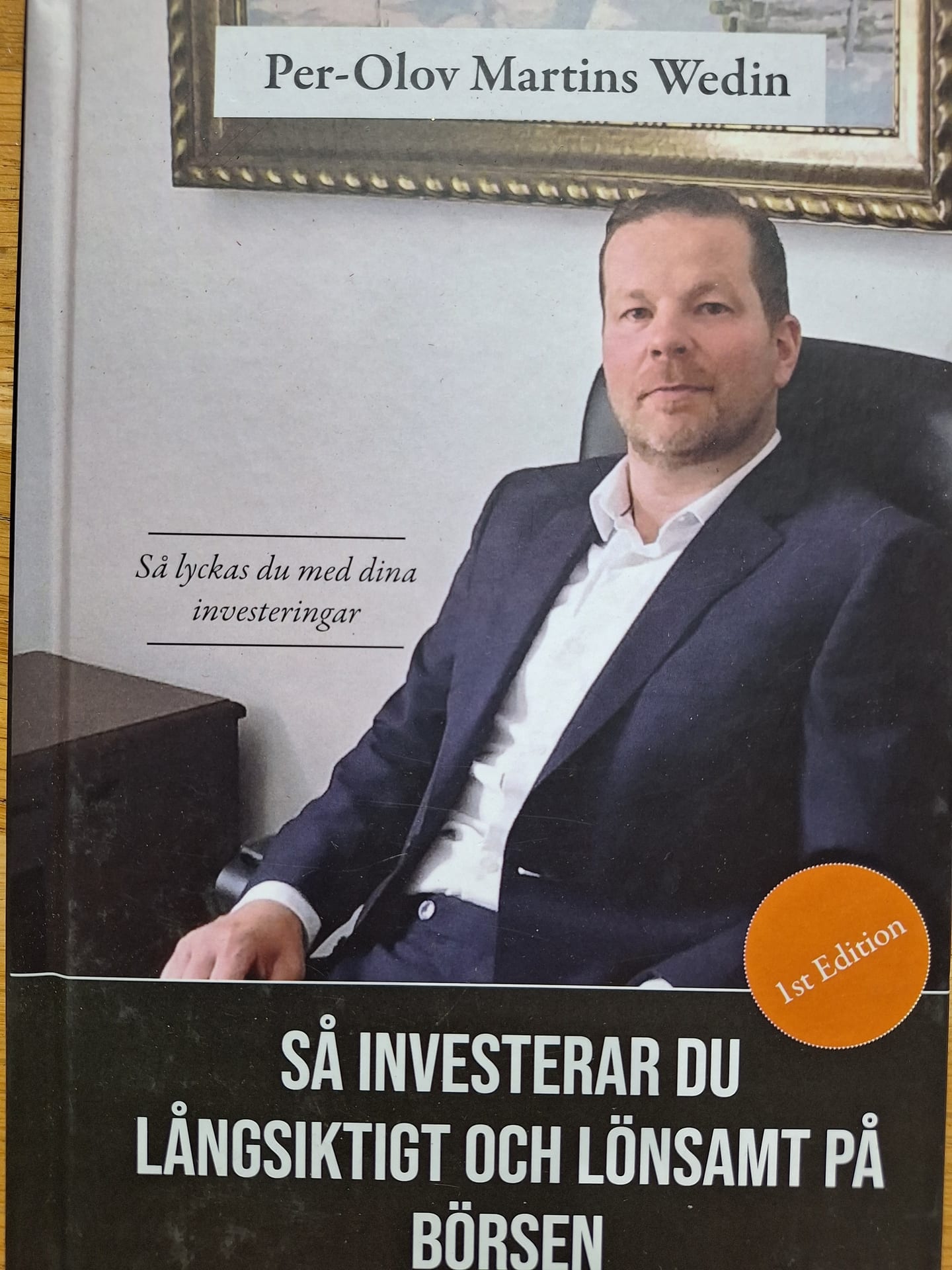Bokomslag i mörkblått på varm, ljus bakgrund